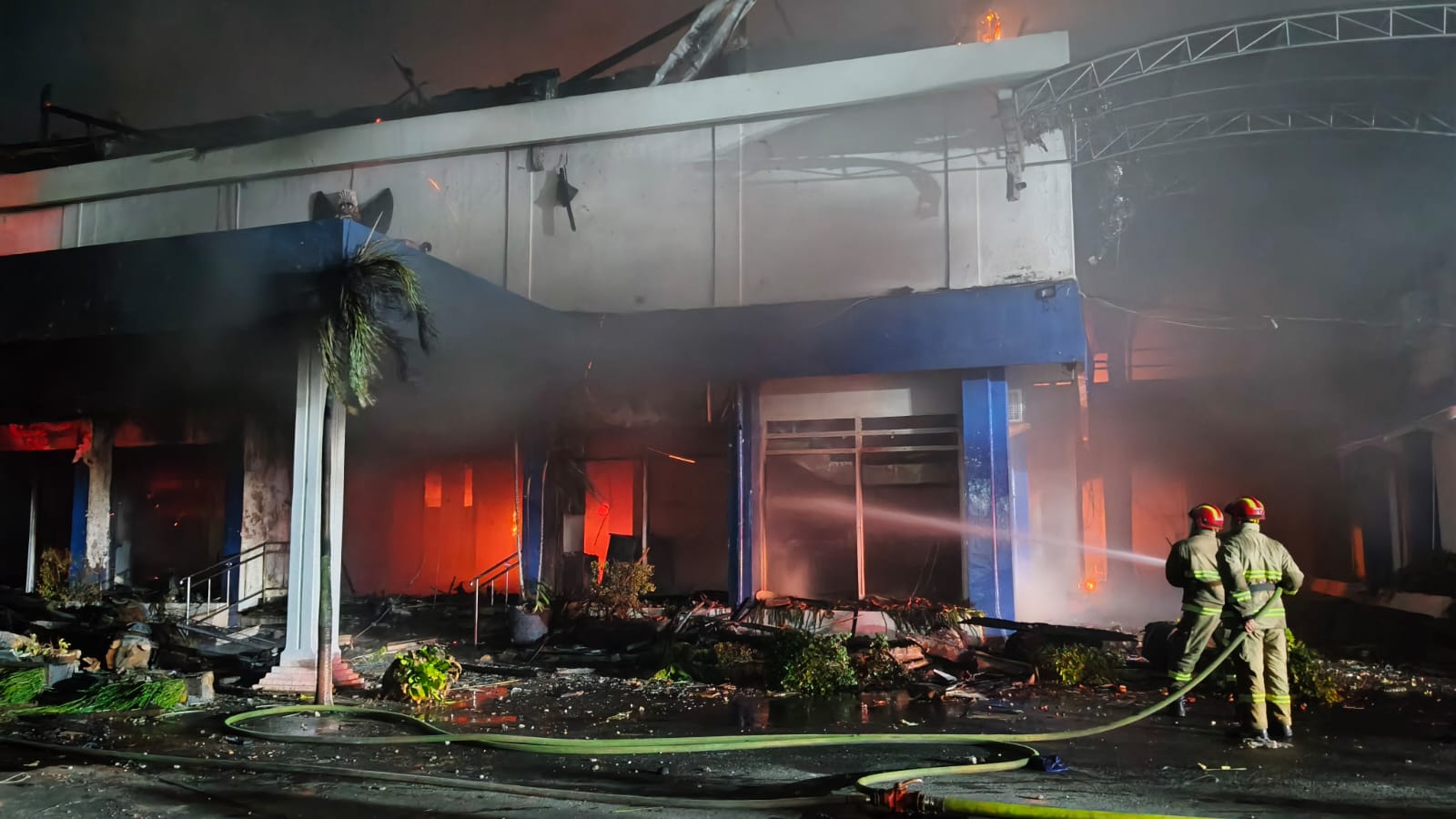 Petugas Damkar Kota Kediri saat berusaha memadamkan api yang melalap Gedung DPRD Kota Kediri, Sabtu  (30/8/2025) malam. Foto: Muji Harjita/BANGSAONLINE