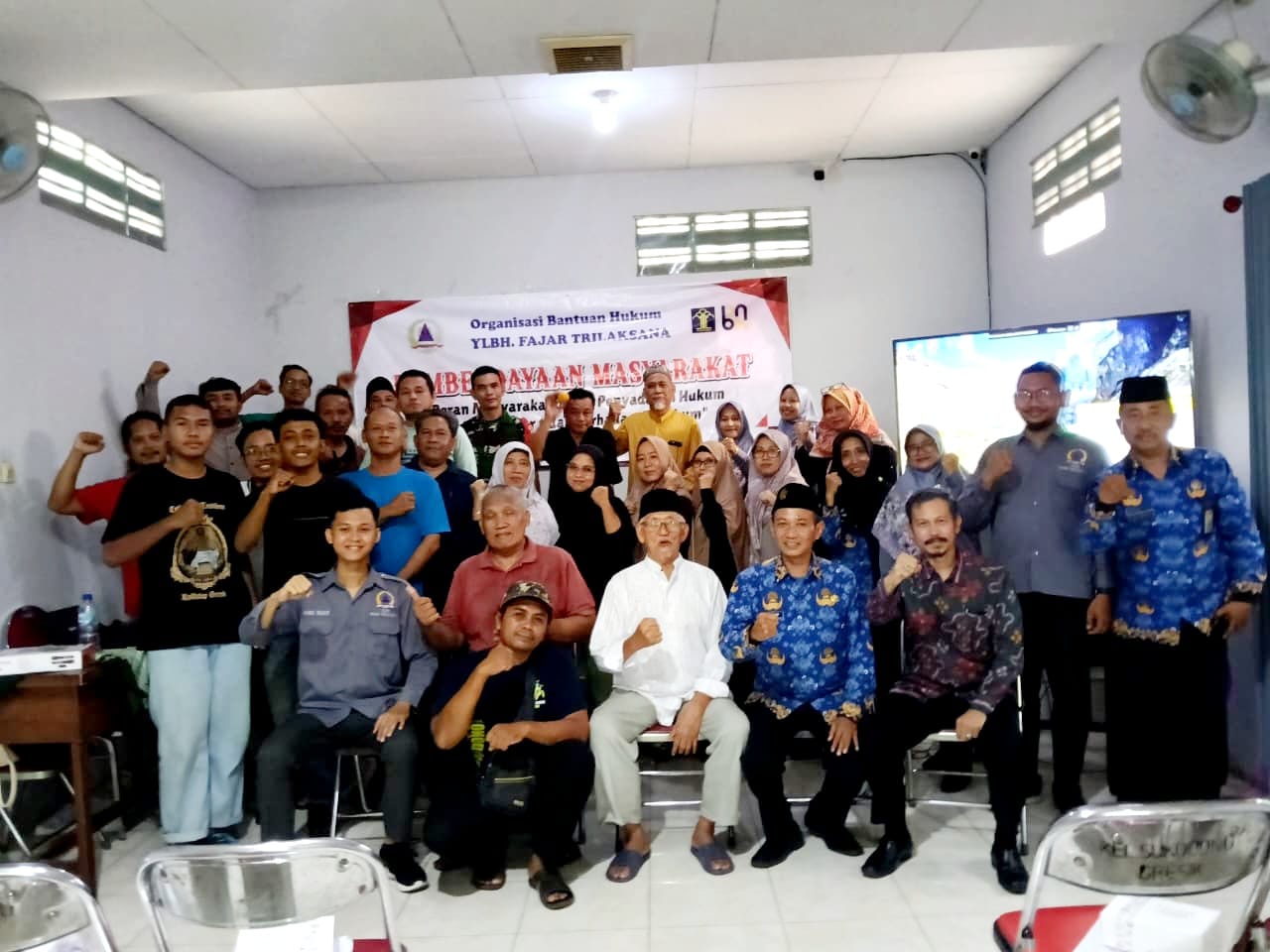 Direktur YLBH FT Andi Fajar Yulianto bersama tim dan Lurah Sukodono Ainur  Roziqin serta para peserta penyuluhan hukum. FOTO: ist.