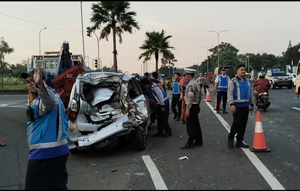 Salah satu mobill yang ringsek akibat korban kecelakaan maut di exit tol Purwodadi