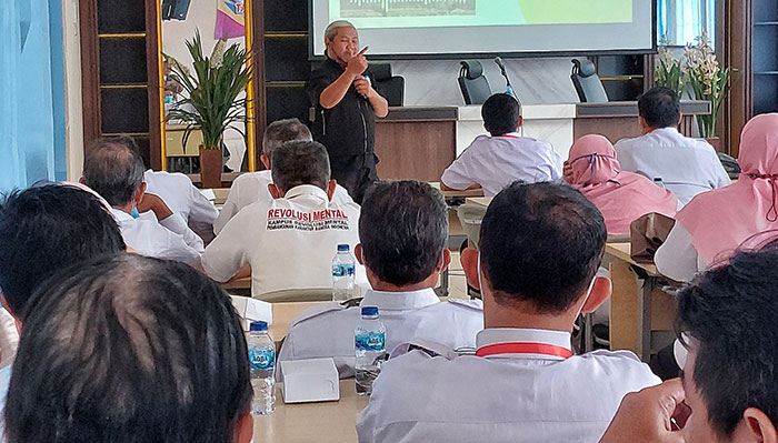 Kepala Sekolah Sampah Kabupaten Kediri, Benny Prasetya, saat memaparkan materi di hadapan para Kepala SMP Negeri se-Kabupaten Kediri dan guru pendamping. Foto: Ist