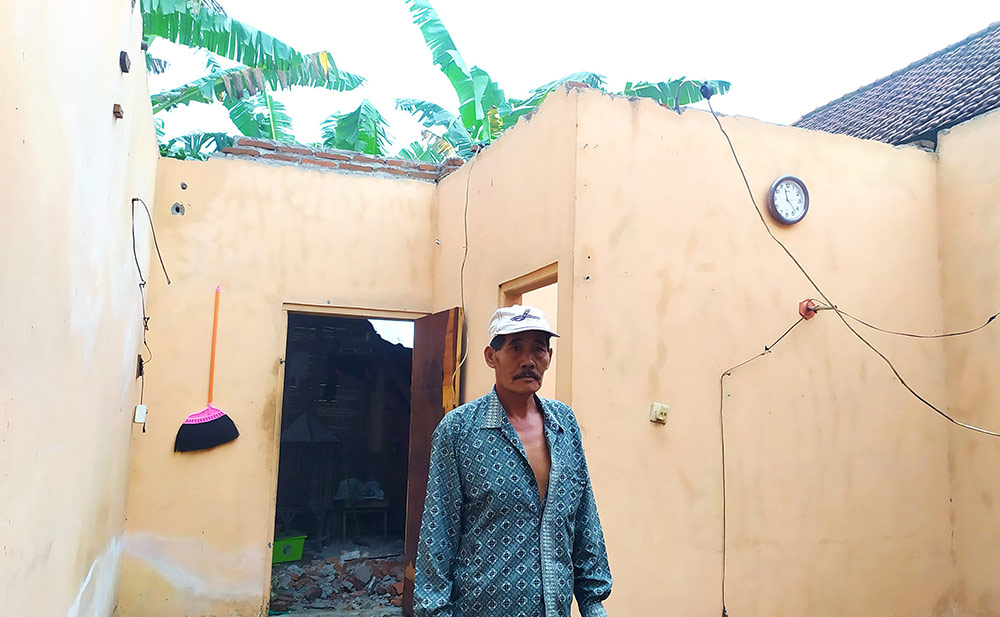 Kondisi rumah Sutomo yang atapnya melayang. foto: AAN AMRULLOH/ BANGSAONLINE