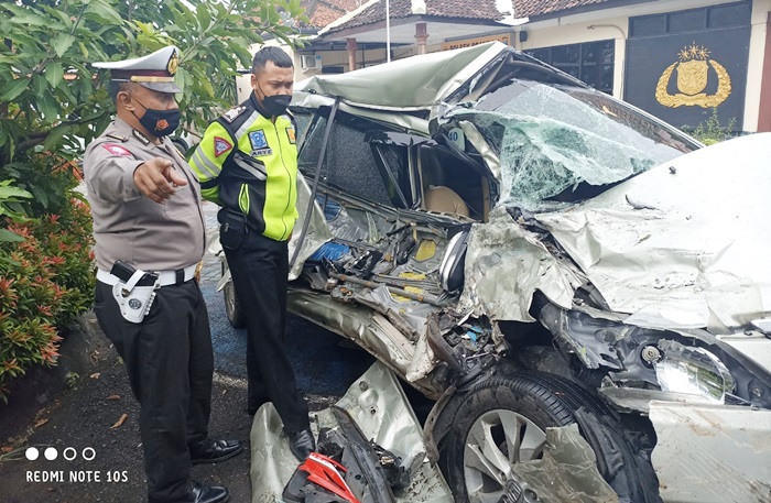 Kondsi mobil Toyota Innova usai dihajar truk tronton.