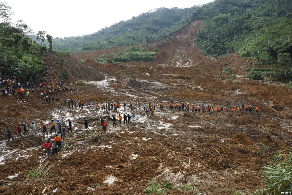 Kondisi pemukiman yang rata dengan tanah pasca longsor. foto: voaindonesia.com