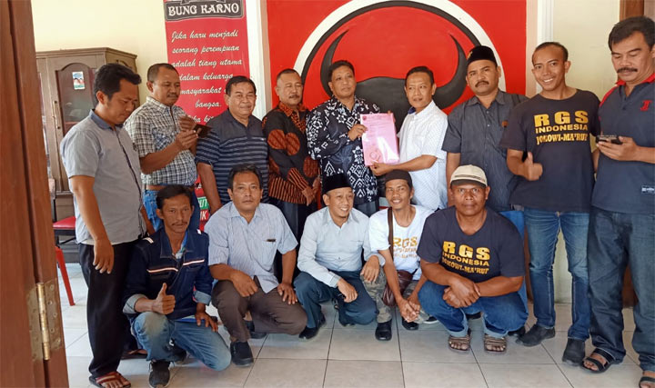 Muslih Hasyim didampingi anggota RGS Indonesia ketika mengambil formulir pendaftaran Cabup dan Cawabup Gresik di DPC PDIP Gresik, Selasa (10/9). foto: SYUHUD/ BANGSAONLINE