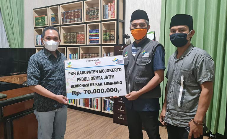 Dua Korkab PKH Lumajang mewakili PKH Mojokerto menyerahkan bantuan senilai Rp70 juta kepada Bupati Lumajang untuk membantu warga terdampak gempa bumi.