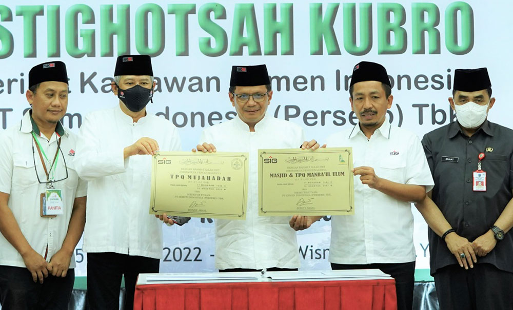 Dirut SIG Donny Arsal (tengah) bersama Direktur SDM dan Umum SIG Agung Wiharto (dua dari kiri) usai menandatangani prasasti peresmian TPQ Mujahadah dan Masjid Mambaul Ulum. Foto: Ist.