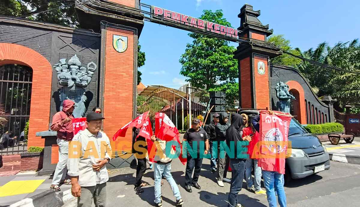 Belasan orang yang tergabung dalam Ormas GPN saat menggelar aksi damai di depan Kantor DPRD Kabupaten Kediri. Foto: MUJI HARJITA/BANGSAONLINE
