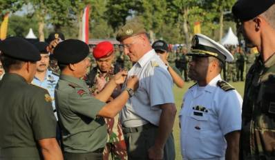 Panglima TNI Jenderal TNI Dr Moeldoko menyematkan Wing Kehormatan Free Fall (terjun bebas) kepada 60 peterjun payung asal 42 negara dalam kegiatan Sunset Jump di Lapangan Brahma, Kompleks Taman Wisata Candi Prambanan, Jumat (26/9/2014). foto Puspen TNI untuk BangsaOnline
