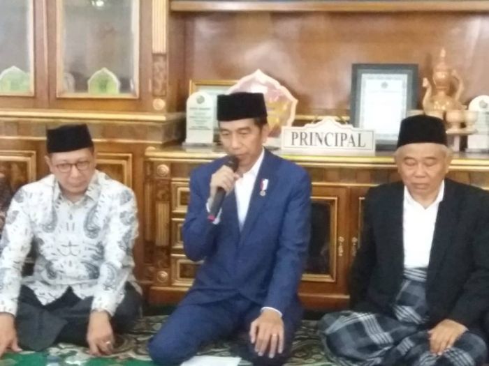 Presiden RI Joko Widodo saat silaturahim ke kediaman Prof. Dr. KH. Asep Saifuddin Chalim, M.Ag, di Pondok Pesantren Amanatul Ummah Pacet Mojokerto Jawa Timur, Kamis (6/9/2018). foto: MMA/ BANGSAONLINE.COM  