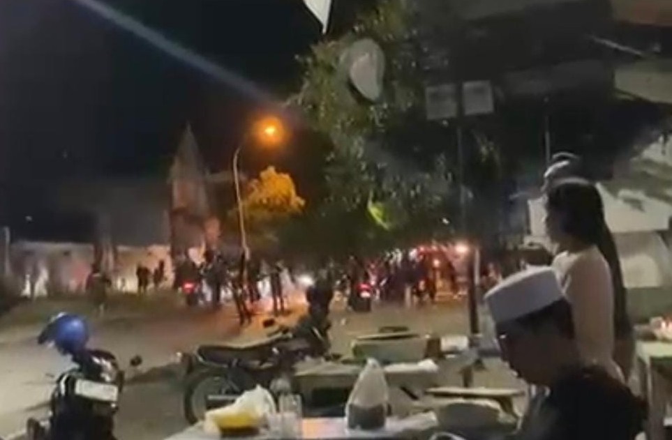 Tangkapan layar video keributan yang melibatkan dua kelompok pemuda di Rengel, Tuban