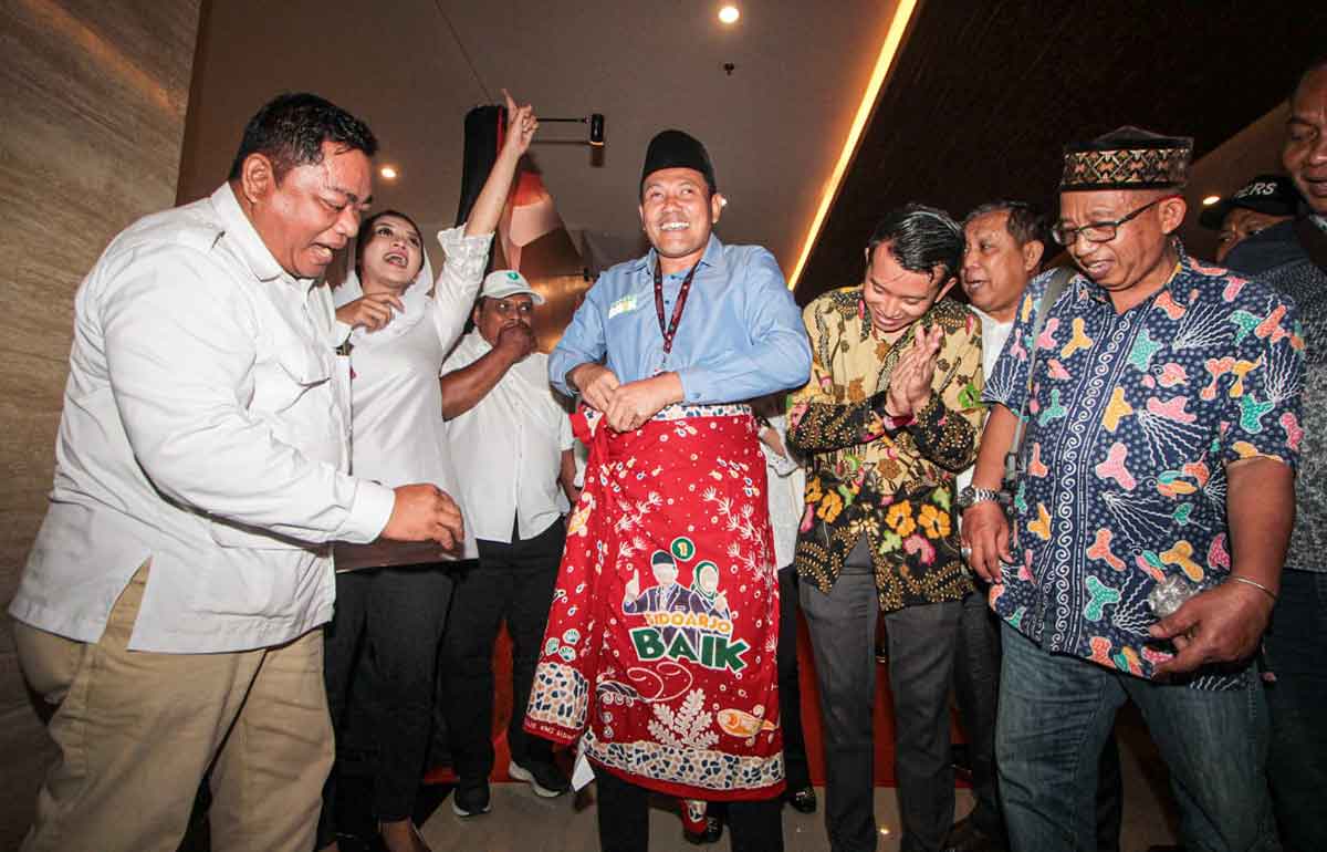 Pascadebat Pilkada Sidoarjo 2024, Subandi-Mimik Dihadiahi Batik