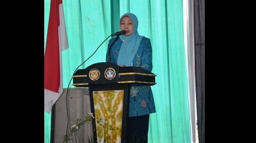 Dra Hj Endang Hardijanti, Kepala Dinas Pendidikan dan Kebudayaab Bondowoso. (Sugiyanto/BangsaOnline.com)