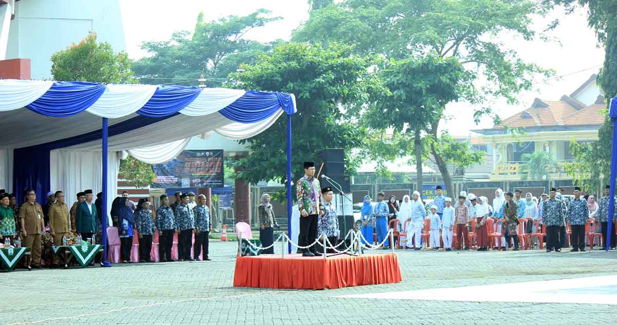 Wakil Wali Kota Pasuruan saat memimpin upacara peringatan Milad Muhammadiyah.