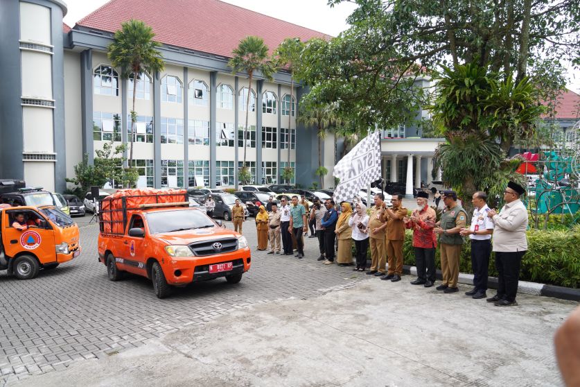 Wali Kota Batu, Nurochman saat memberangkatkan kendaraan logistik yang membawa bantuan untuk korban bencana di Sumatera