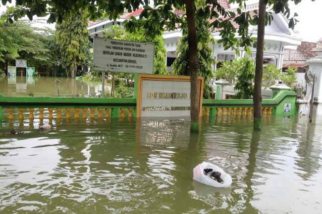 Tampak banjir menggenagi halaman hingga ruang kelas SDN Ngadirejo I, Rengel, Tuban.