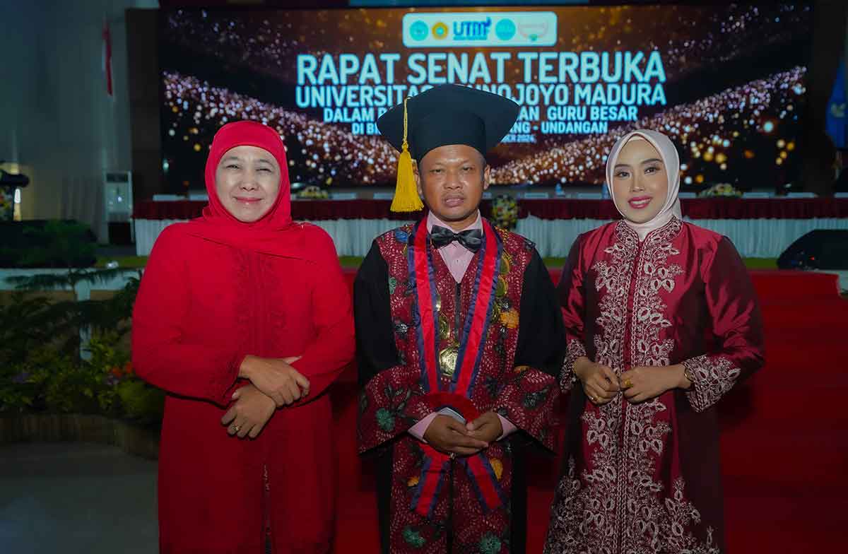 Calon Gubernur Jawa Timur terpilih, Khofifah Indar Parawansa, saat menghadiri rapat senat terbuka dengan agenda pengukuhan Prof. Dr. Safi’ SH. MH. di Universitas Trunojoyo Madura, Bangkalan.