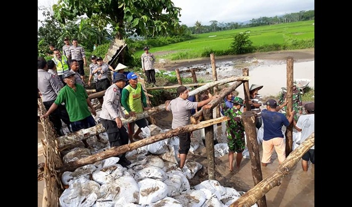 Warga dibantu aparat TNI-Polri melakukan perbaikan tanggul darurat di Kali Unut dan Kali Bogel.