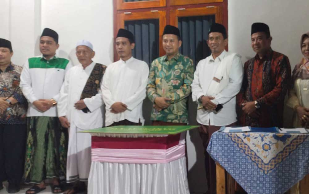 Ketua Yayasan Darussalam RP. A. Wasirul Jihad foto bersama Kepala Kemenag Pamekasan dan beberapa tokoh yang hadir.