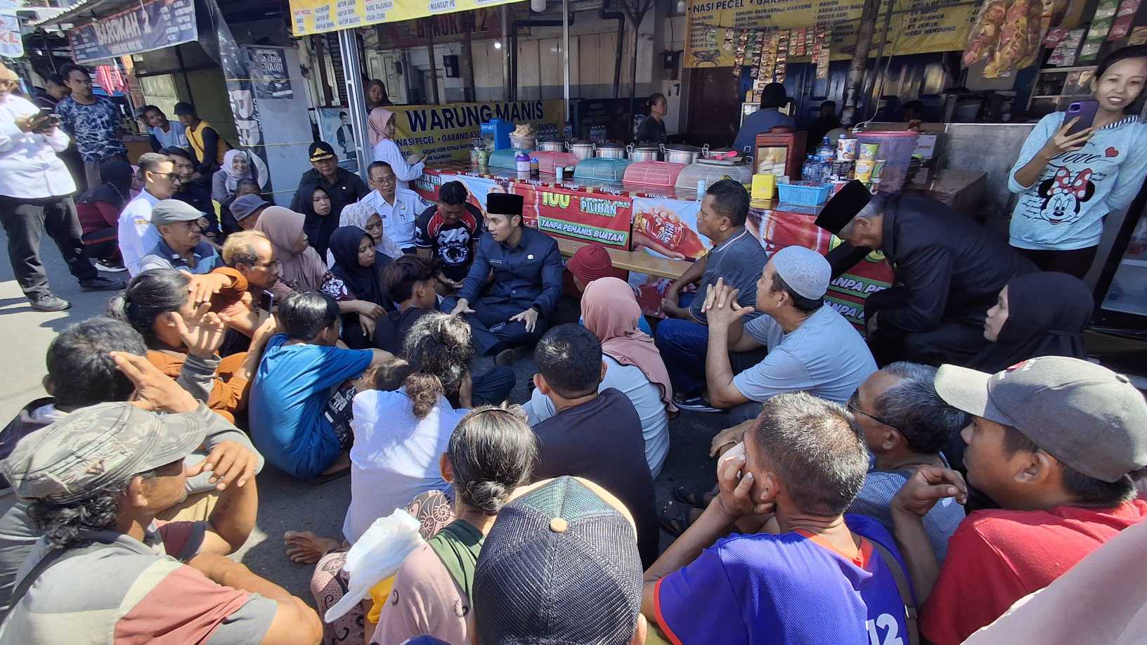 Bupati Lindra saat duduk bareng para pedagang di Kawasan Pantai Boom Tuban