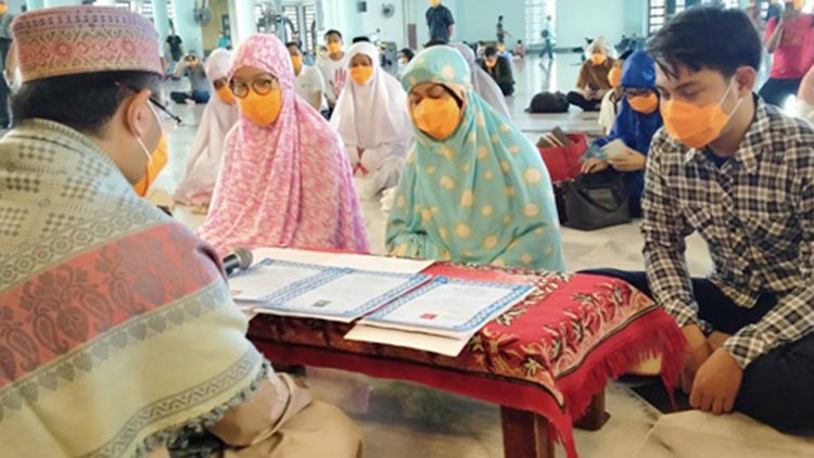 Tiga anak muda yang semula beragama Katolik mengikrarkan dua kalimat syahadat dan resmi masuk Islam di Masjid Nasional Al-Akbar Surabaya, Jumat (20/3/2020). foto: bangsaonline.com