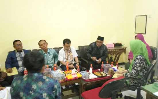 Jajaran Komisi III DPRD Bondowoso saat melakukan evaluasi Diskominfo 