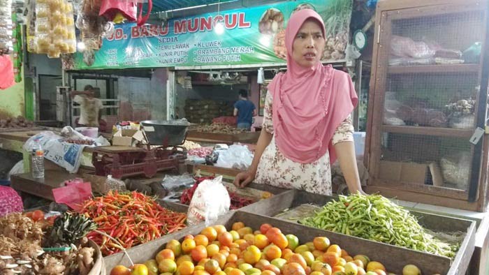 Salah satu pedagang di Pasar Baru Tuban sedang menunggu pembeli.