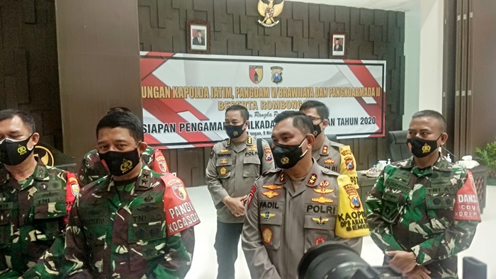 Pangdam V Brawijaya Mayjen Suhariyanto didampingi Kapolda Jatim Irjen Pol M. Fadil Imran saat memberikan statement kepada sejumlah wartawan.