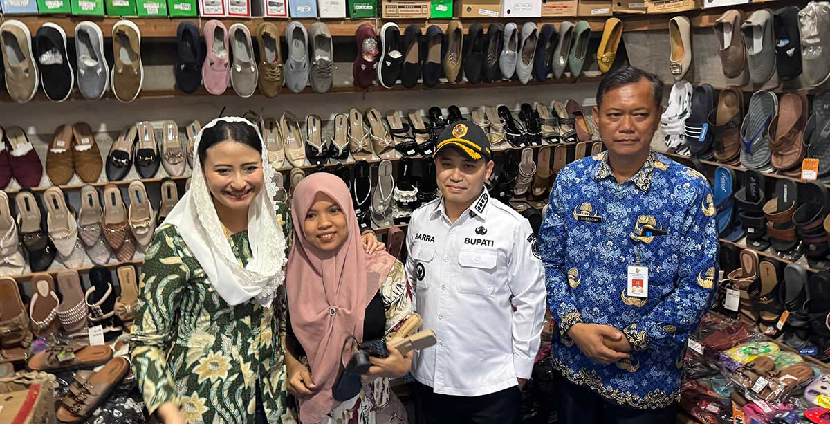 Wamendag saat meninjau harga pangan di Pasar Raya Mojosari, Kabupaten Mojokerto.