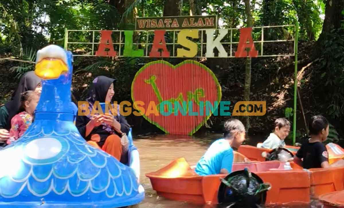 Wisatawan saat menaiki perahu di Alaska atau wisata alam karet di Desa Tempurejo, Kecamatan Wates, Kabupaten Kediri. Foto: MUJI HARJITA/BANGSAONLINE