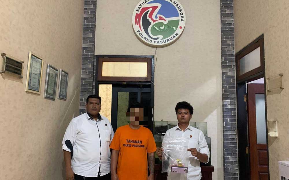Tersangka saat diamankan di Mapolres Pasuruan.