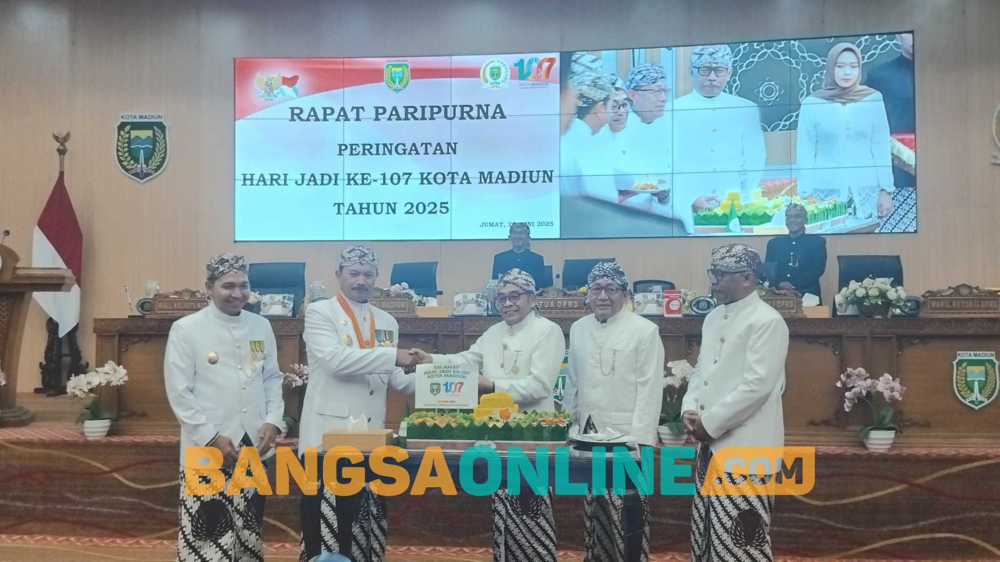 Pemotongan tumpeng oleh Ketua DPRD Kota Madiun dan diserahkan kepada Wali Kota Madiun. Foto: Hendro Suhartono/BANGSAONLINE