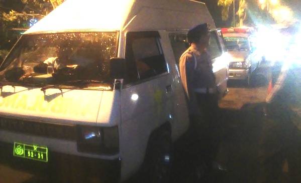 SIAGA - Dua mobil ambulans yang bersiaga di Bundaran Taman Pinang Kota Sidoarjo, Rabu (31/12/2014) malam. foto: nanang ichwan/BangsaOnline