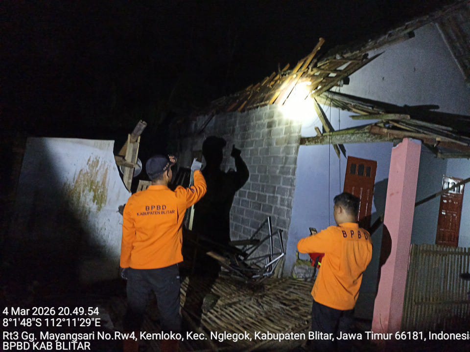 BPBD Kabupaten Blitar melakukan penanganan terhadap wilayah yang terdampak angin kencang.