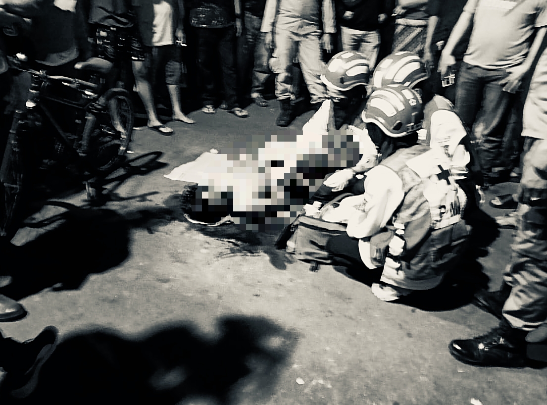 ZA saat mendapat pertolongan pertama dari petugas usai jadi sasaran amuk warga