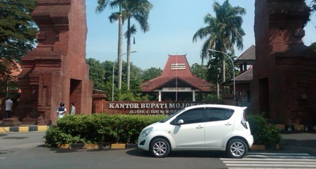 Kantor Pemkab Mojokerto, yang terletak di Jalan A. Yani. Kantor ini digembar-gemborkan akan dipindah. foto: Yudi EP/BangsaOnline.com
