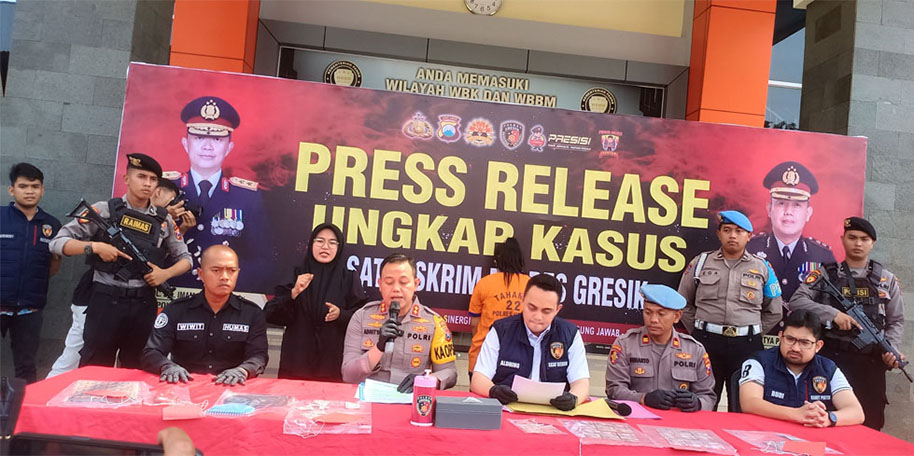 Kapolres Gresik,  AKBP Adhitya Panji Anom saat mengekspose tersangka prostitusi online.