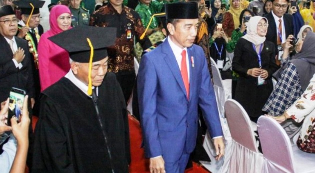 Presiden Joko Widodo didampingi Prof Dr KH Asep Saifuddin Chalim, MAg, pendiri dan pengasuh Pesantren Amanatul Ummah yang juga ketua umum Pergunu dalam prosesi pengukuhan guru besarnya di Sport Centre Uinsa, Sabtu (29/2/2020). foto: Antara  