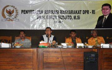 Penyerapan aspirasi masyarakat oleh anggota DPR RI Gatot Sudjito. (foto: nanang ari utomo/BANGSAONLINE)