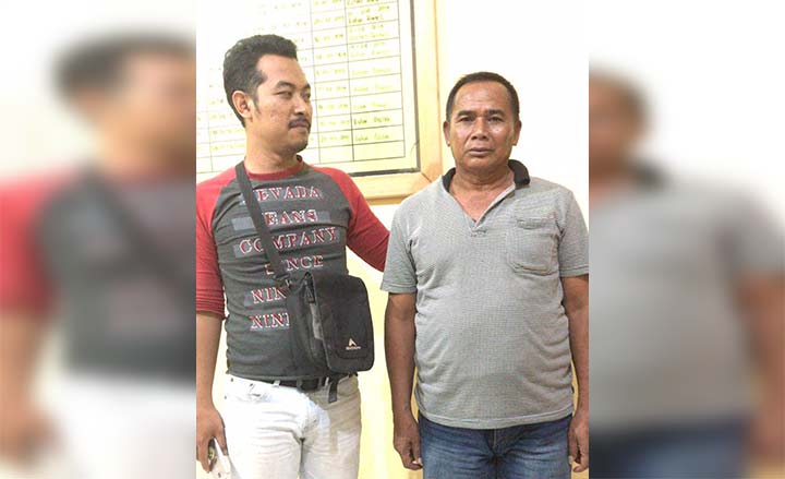 Pelaku (kanan) saat diamankan di Mapolsek Gempol.