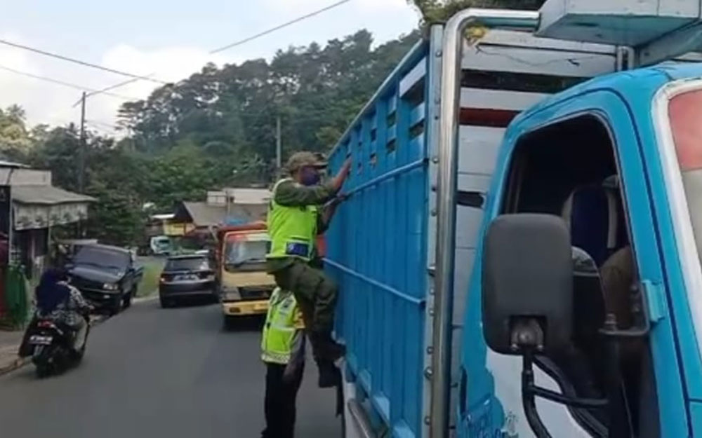 Polres Batu bersama instansi terkait saat menghentikan kendaraan pengangkut ternak untuk pemeriksaan.