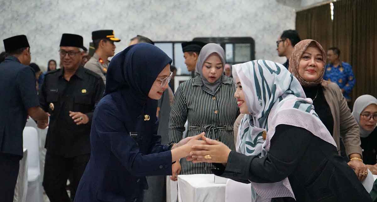 Wali Kota Kediri saat bersalaman dengan salah satu anggota dewan.