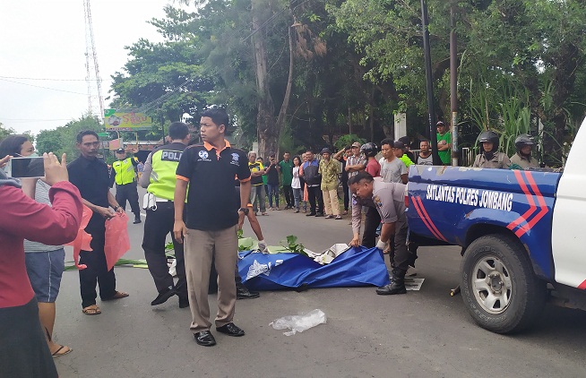 Proses evakuasi jenazah oleh petugas Lakalantas Polres Jombang.