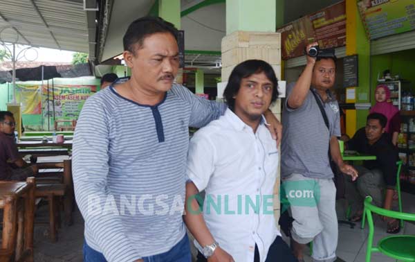 ER saat digelandang petugas kepolisian Polres Tuban yang berpakaian preman. foto: suwandi/ BANGSAONLINE