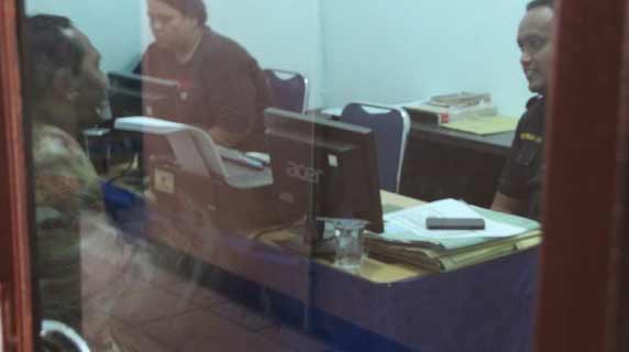 Oknum PNS saat diperiksa di ruang Satreskrim Polres Ngawi. foto: zainal abidin/ BANGSAONLINE
