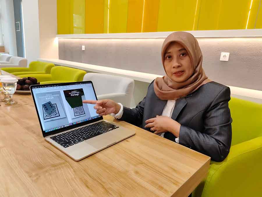 Umi Laili Yuhana menjelaskan mekanisme aplikasi AUGGO yang diciptakannya. (Ist)
