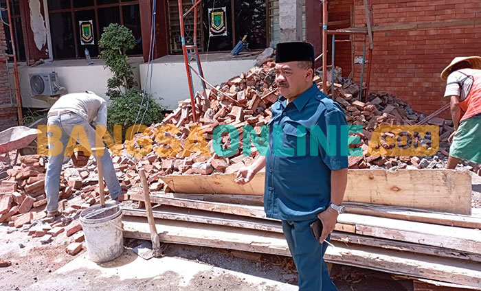 Ketua Komisi II DPRD Kota Mojokerto, Agus Wahjudi Utomo, saat sidak ambruknya pilar etnik di kantor Pemkot Mojokerto. Foto: YUDI EKO PURNOMO/BANGSAONLINE
