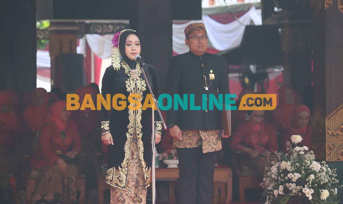 Bupati Mojokerto, Ikfina Fahmawati, saat tampil sebagai inspektur upacara. Foto: NINA PUJI RAHAYU/BANGSAONLINE