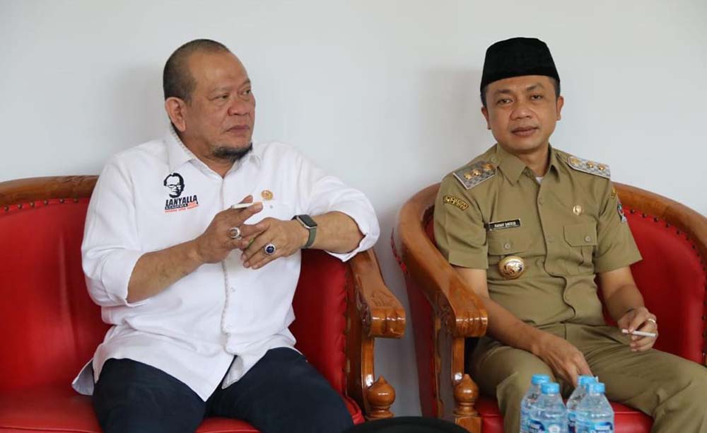 Ketua DPD RI La Nyalla Mattalitti saat berbincang dengan Wabup Blitar Rahmat Santoso.