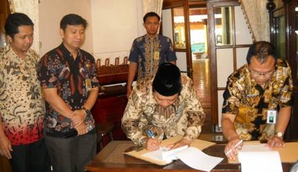 Bupati Sidoarjo H Saiful Ilah (kiri) dan Kajari Sidoarjo Agus Budijanto (kanan) meneken kerjasama pendampingan hukum perdata dan TUN di Pendapa Delta Wibawa, Jum
