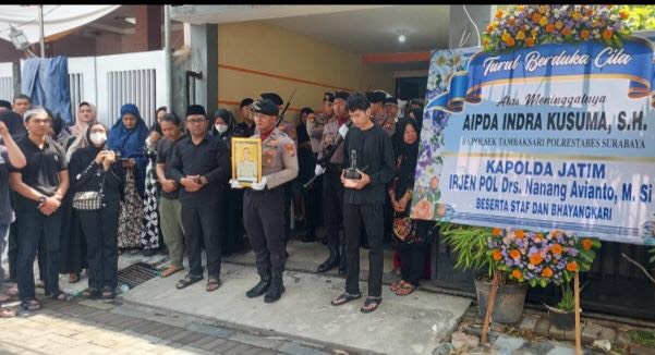 Suasana rumah duka anggota Polsek Tambaksari yang tewas usai menghindari sepeda listrik